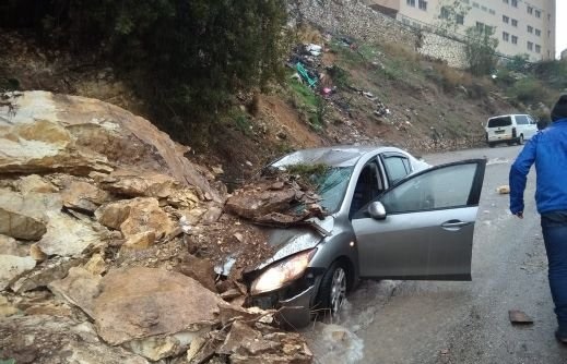 أم الفحم: إصابة شخص بعد انهيار صخور على سيارته في حي عين خالد